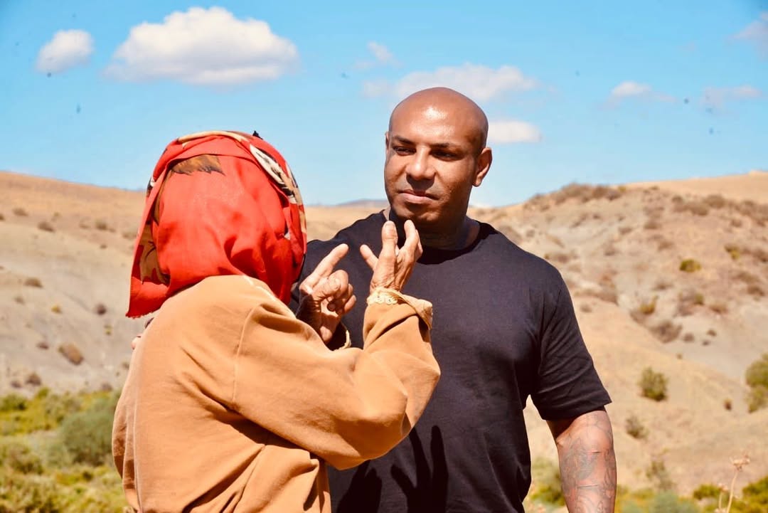 Karim Interagissant avec la Communauté