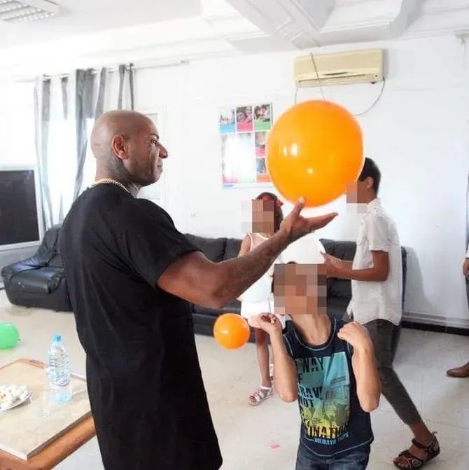 Un enfant tenant un ballon