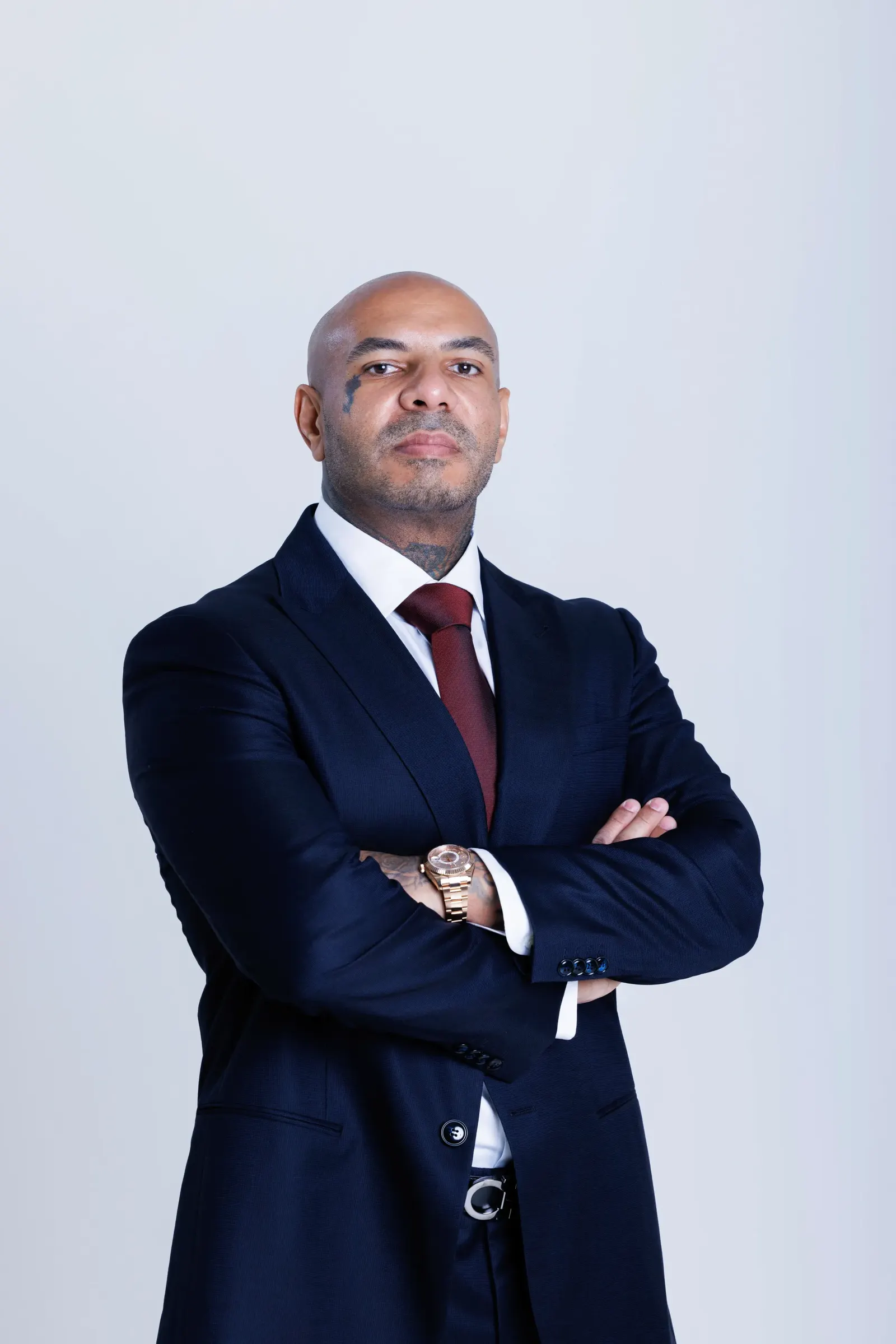 Karim Gharbi debout, portrait en pied