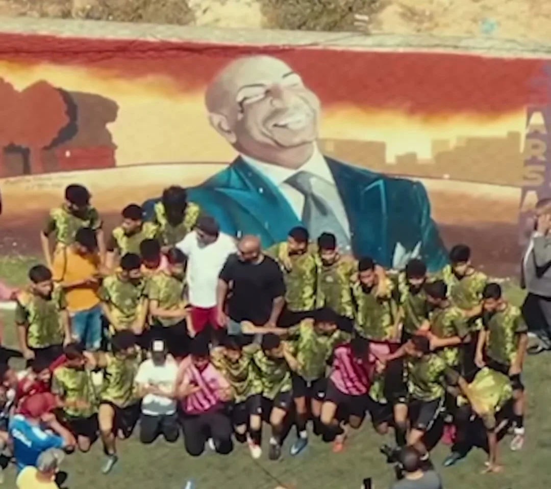 Le terrain de Ksar Saïd, avec une fresque de Karim Gharbi et l'académie des jeunes