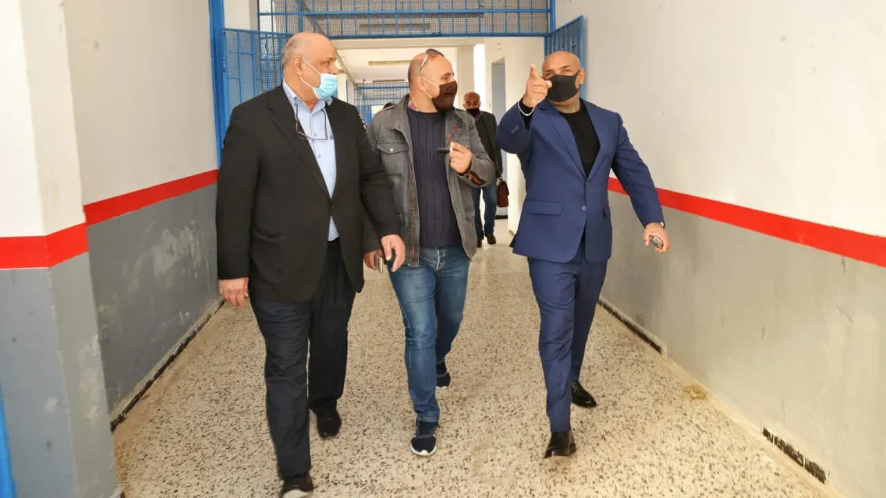 Un couloir d'école après rénovation
