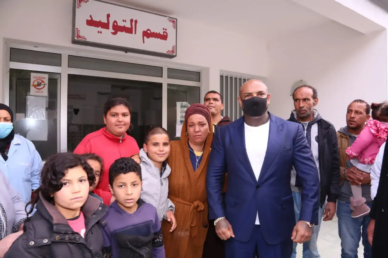 Karim Gharbi en visite dans une école