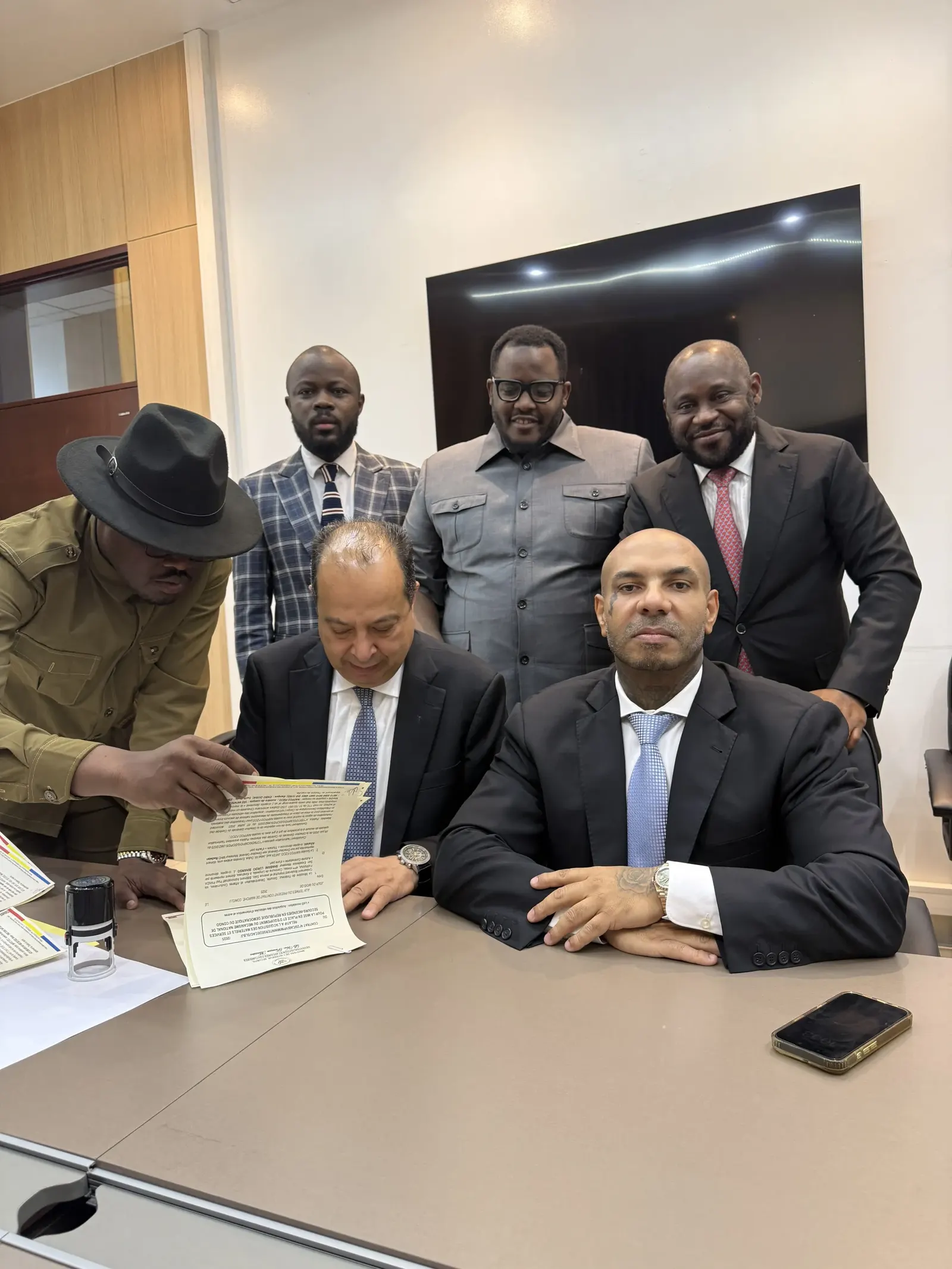 Karim Gharbi signant un accord