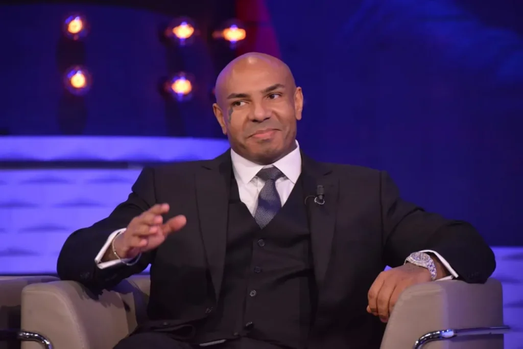 Karim Gharbi sur un plateau de télévision