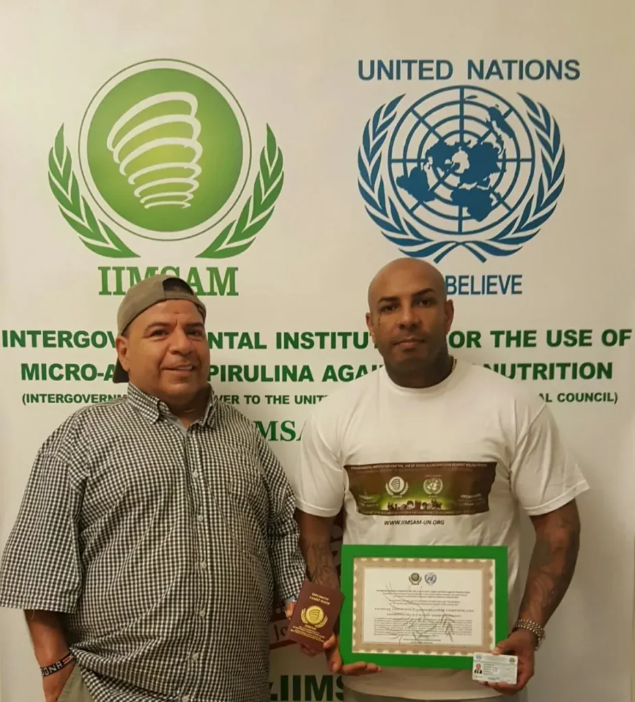 K2Rhym recevant son certificat d'ambassadeur de bonne volonté mondial de l'IIMSAM