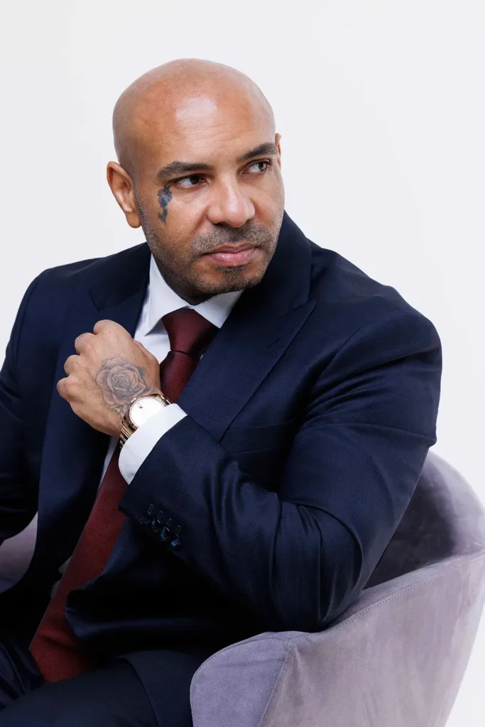 Karim Gharbi assis, portrait