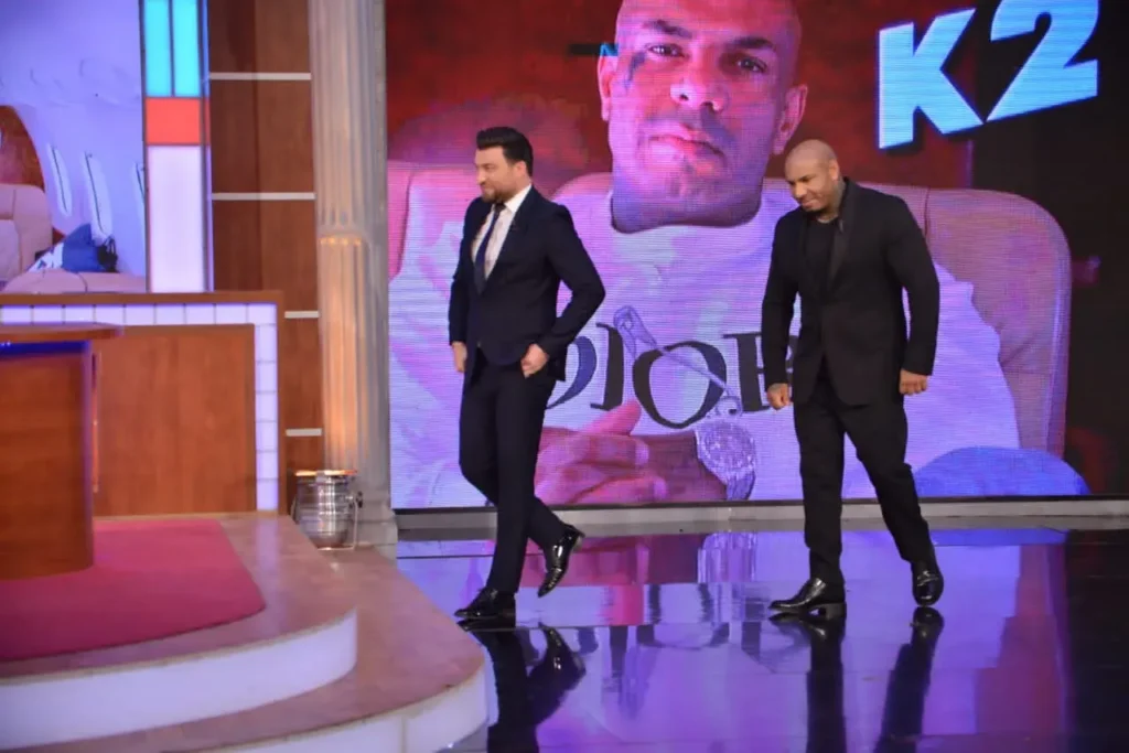 K2Rhym sur un plateau d'émission de télévision